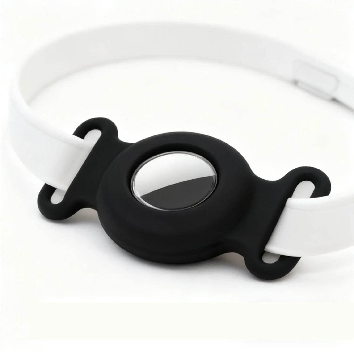 VARIANT-BLACK TailTrace mount in Black on a white collar