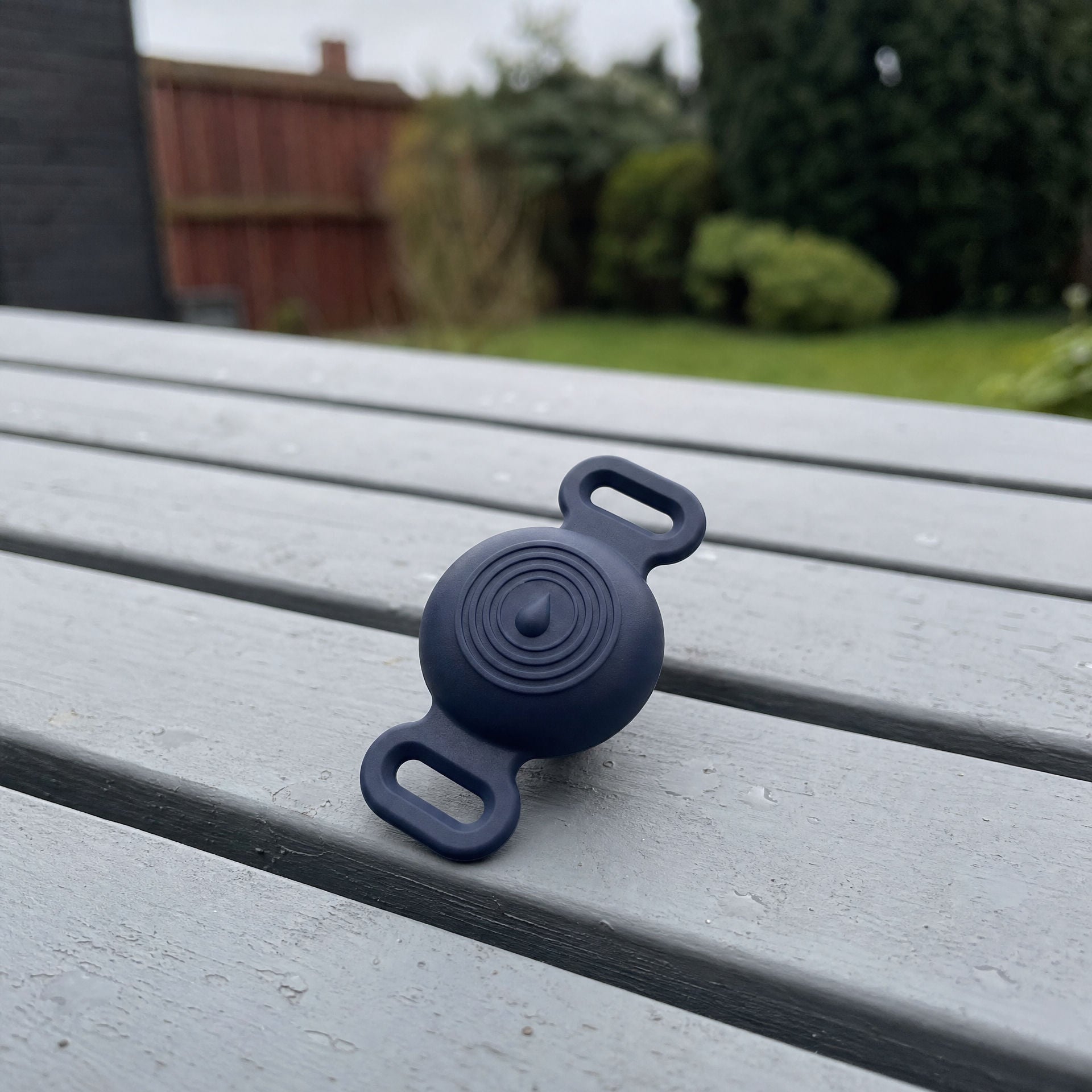 TailTrace mount in navy on a garden bench